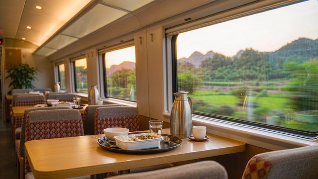 中國火車與遊輪用餐全解：掃碼點餐、15 元便當與遊輪含餐結構
