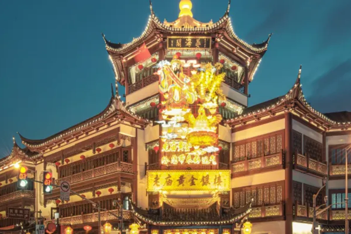 Nanjing Road → Oriental Pearl Tower (exterior) → Lujiazui → City God Temple → the Bund (overnight: Shanghai)
