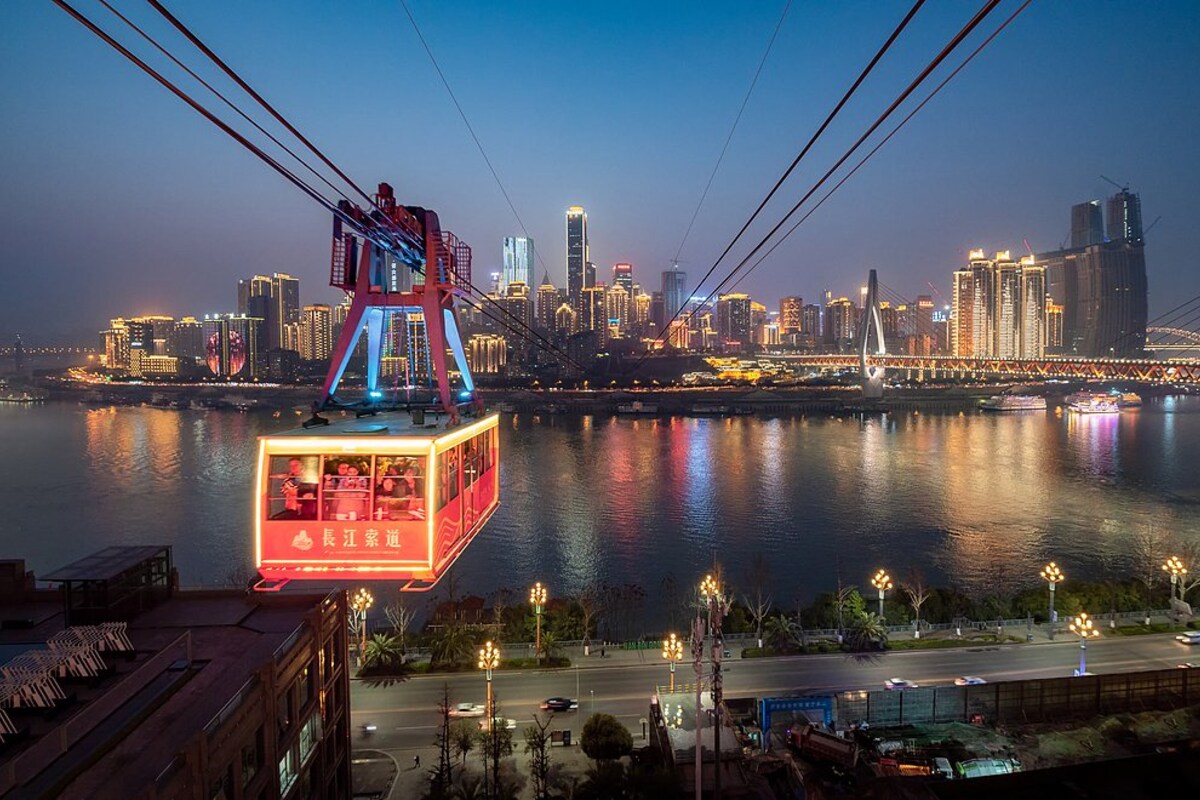 Yangtze River Cableway → Jiefangbei → Hongyadong → Guanghuan Garden City → airport / station transfer