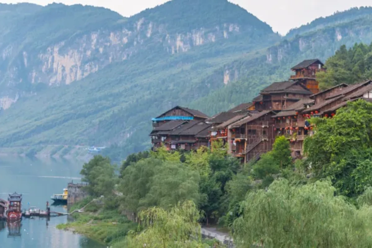 Wujiang Gallery cruise → Gongtan Old Town → back to the Chongqing city area (overnight: Chongqing)