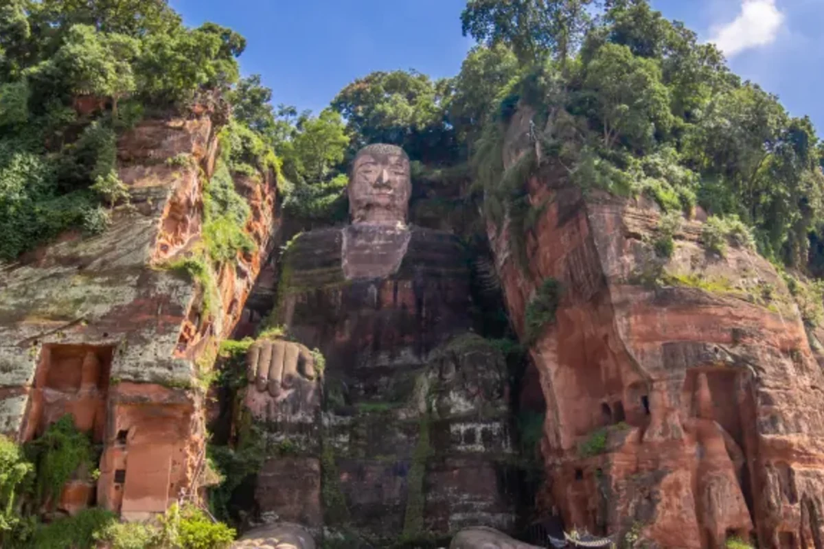 Chengdu → hotel pick-up → Leshan Giant Buddha → Leshan food street → Suji Old Town → Chengdu hotel
