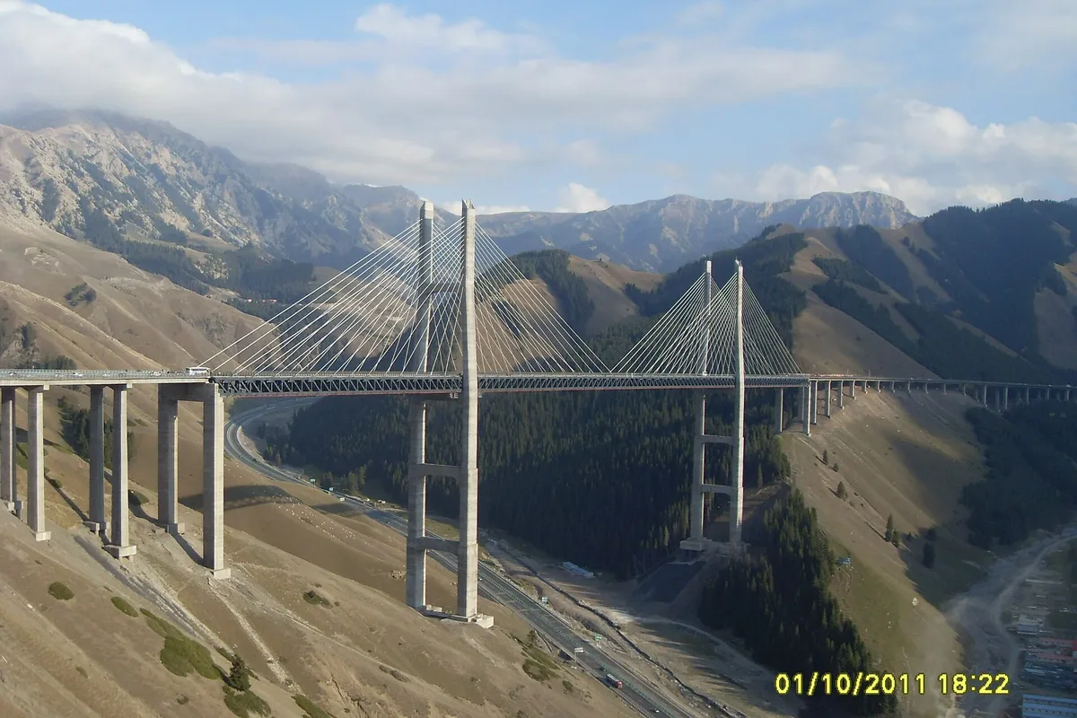 Jinghe → Sayram Lake self-drive loop (light travel photography) → Guozigou Bridge → Dopamine Six-Star Street → Yining (overnight: comfortable hotel, Yining)