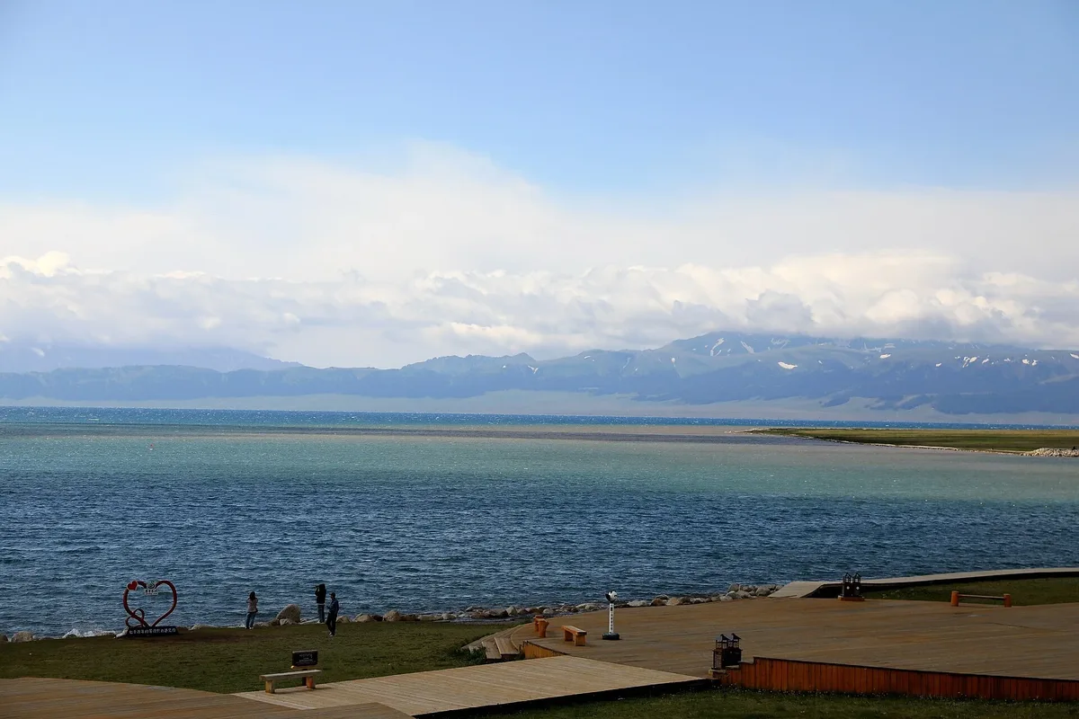 Jinghe → Sayram Lake self-drive loop (light travel photography) → Guozigou Bridge → Dopamine Six-Star Street → Yining (overnight: comfortable hotel, Yining)