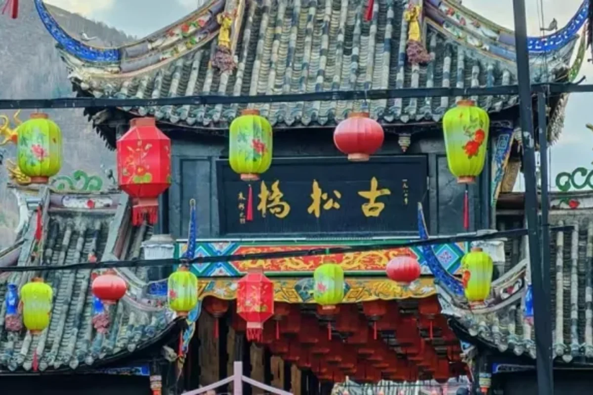 Chengdu → Songpan Old Town → Huanglong travertine pools → Jiuzhaigou (overnight: Jiuzhaigou)