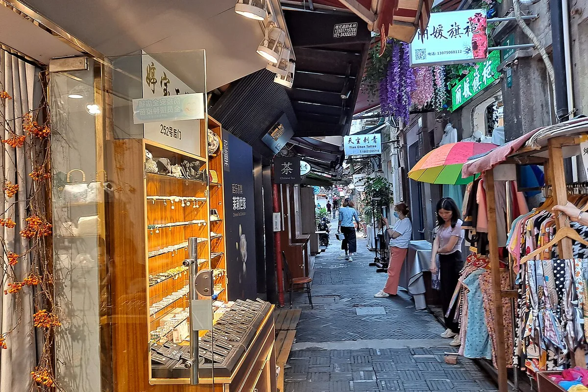 Shanghai | stroll an elegant past