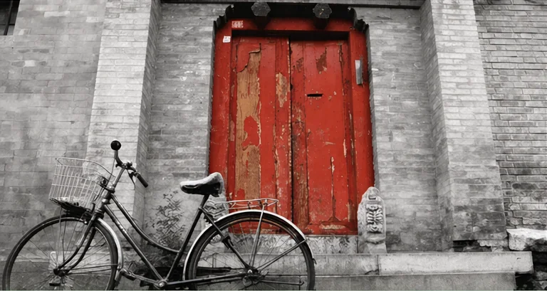 Learn Chinese calligraphy from an old hutong resident