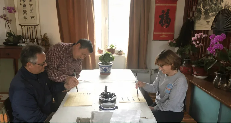 Learn Chinese calligraphy from an old hutong resident