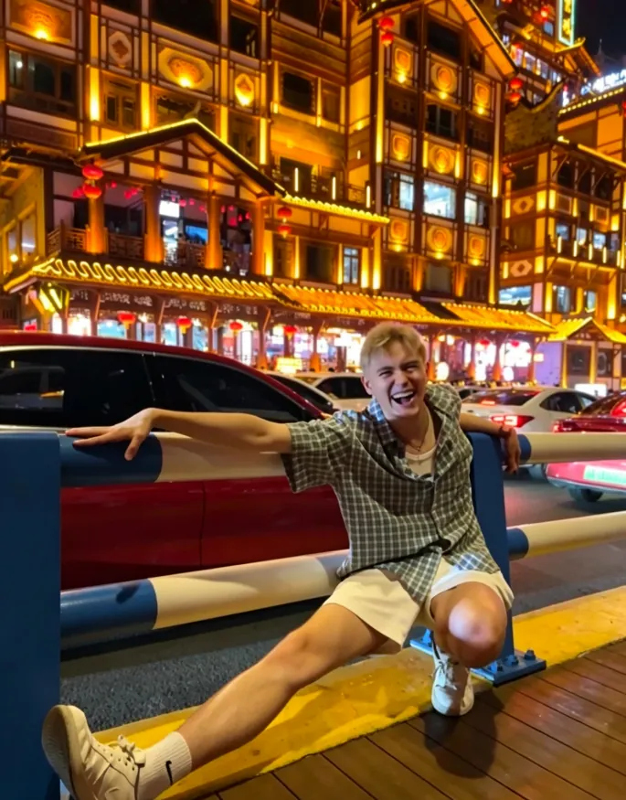 Discover the dreamlike night view of Hongyadong