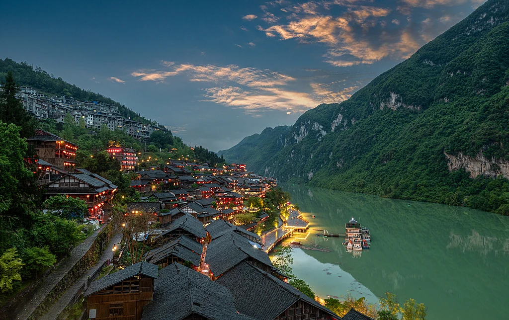 Wujiang Gallery · a landscape painting the whole way
