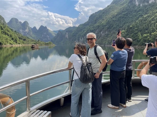 Wujiang Gallery · a landscape painting the whole way