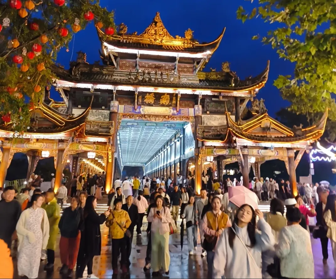 The South Bridge blue tears — a river of blue stars on the Minjiang