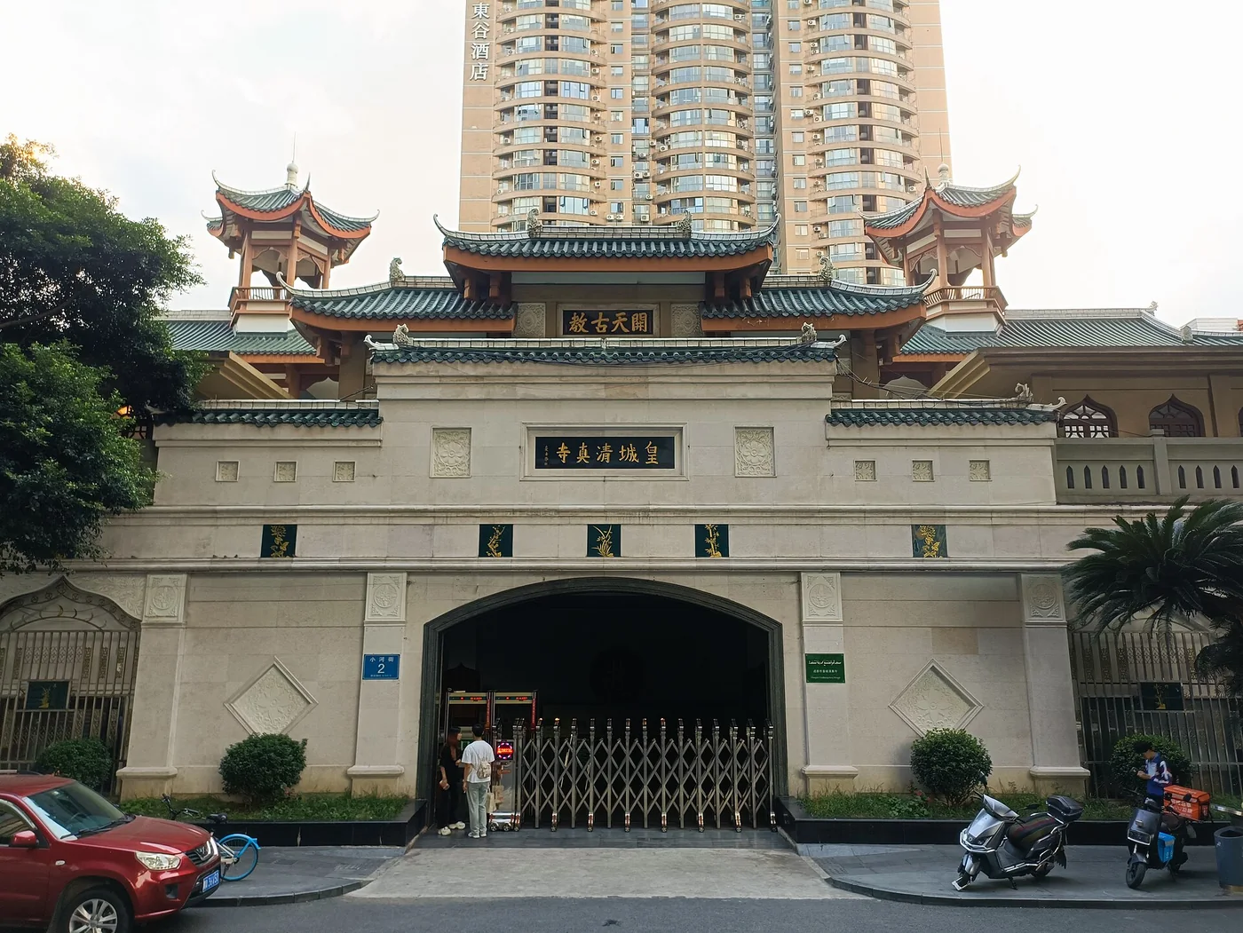 Muslim-friendly · Chengdu Huangcheng Mosque & Dujiangyan South Street Mosque