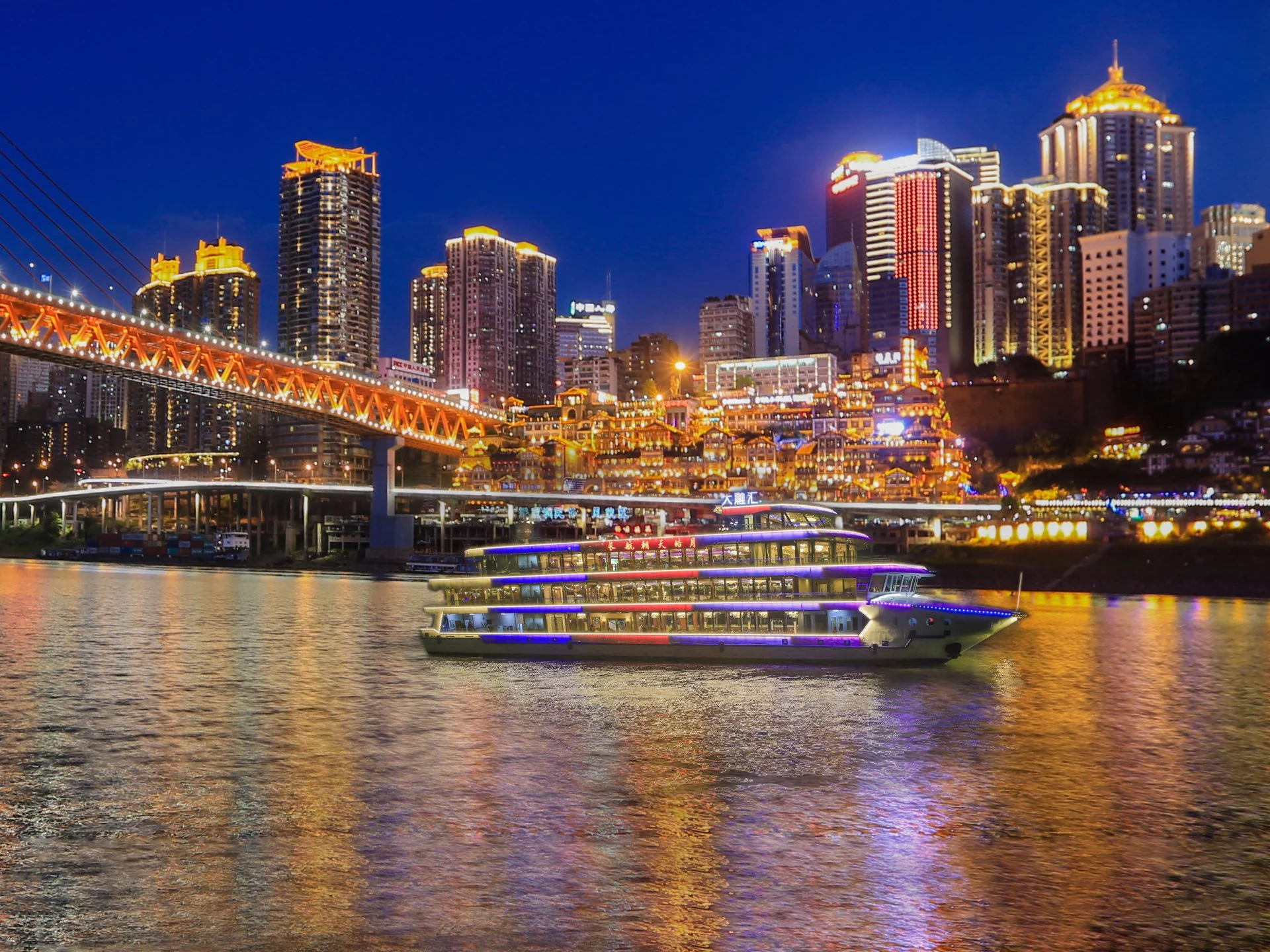 See mountain, river, city and bridges complete from the water