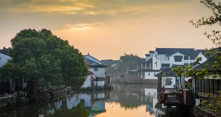 Relax on a hand-rowed boat in the Tongli water town