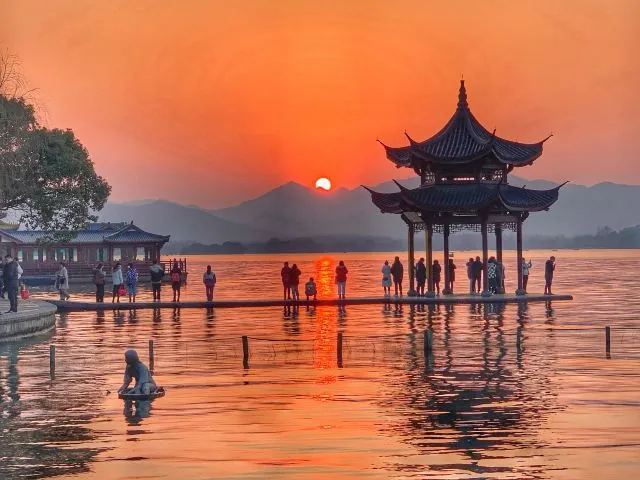 Take in Hangzhou's most poetically classical West Lake scenery