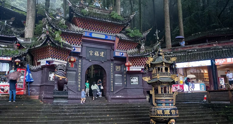Explore the tranquil mountain scenery of Mount Qingcheng