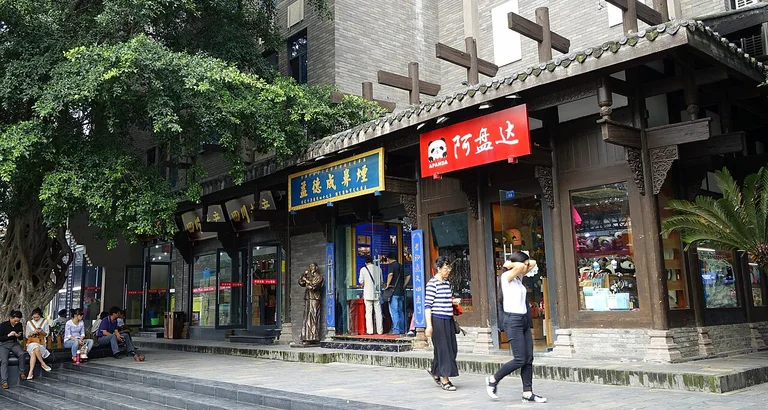 Start a food journey through Kuanzhai Alley