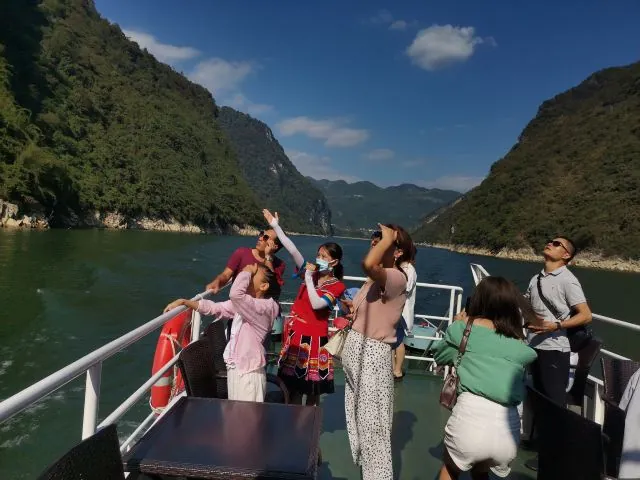 Cruise the emerald-green Wujiang Gallery