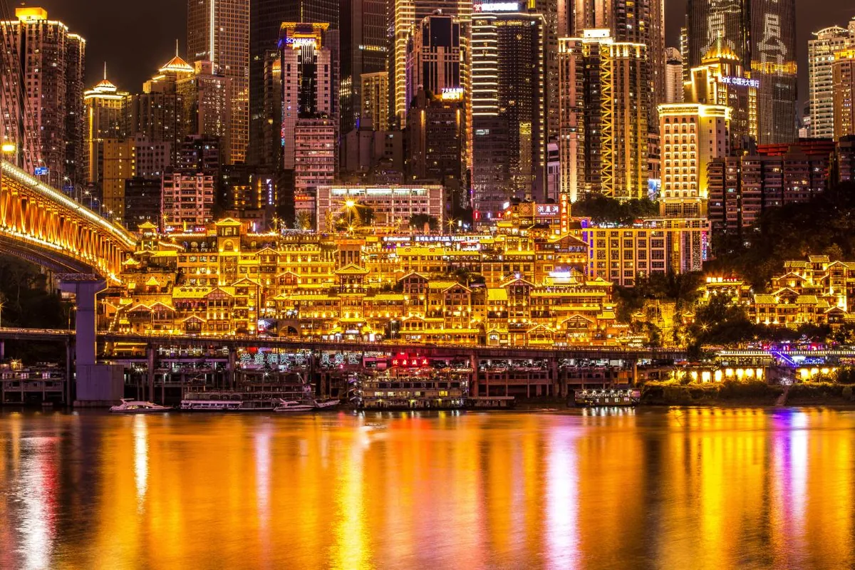 Discover the dreamlike night view of Hongyadong