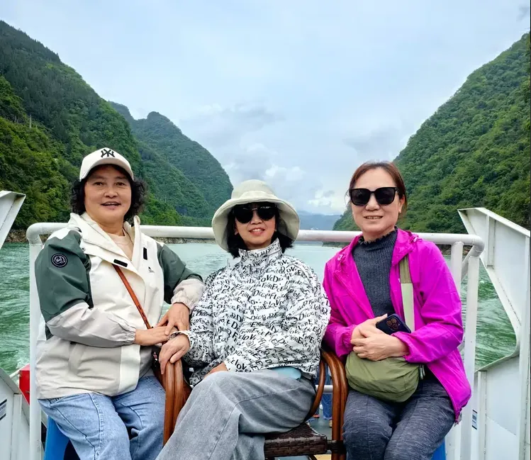 Cruise the emerald-green Wujiang Gallery