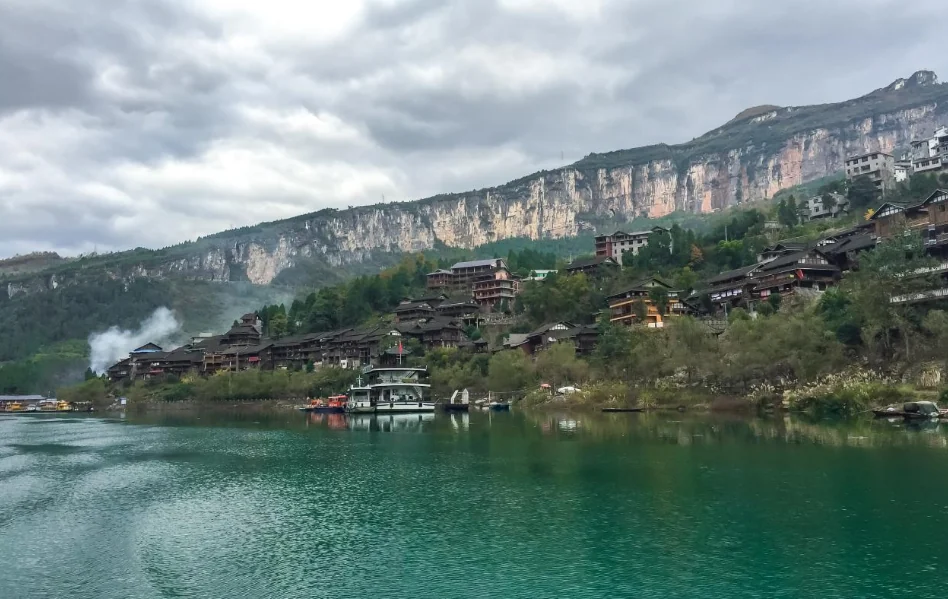 Cruising the Wujiang Gallery, taking in China's landscape — photo 1
