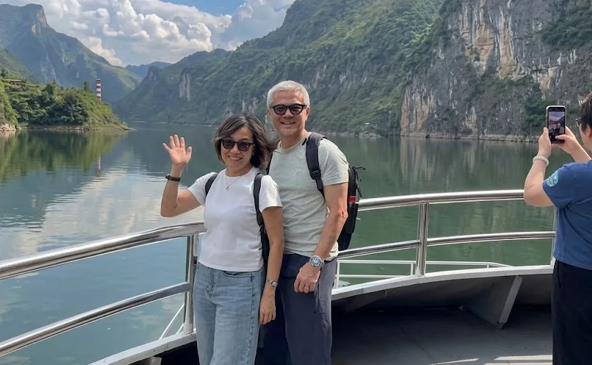 Cruising the Wujiang Gallery, taking in China's landscape — photo 2