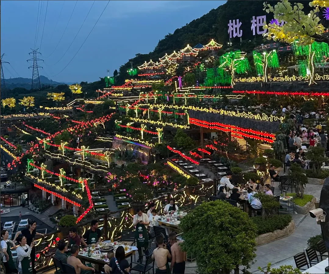 The world's largest hotpot restaurant, Guinness-certified