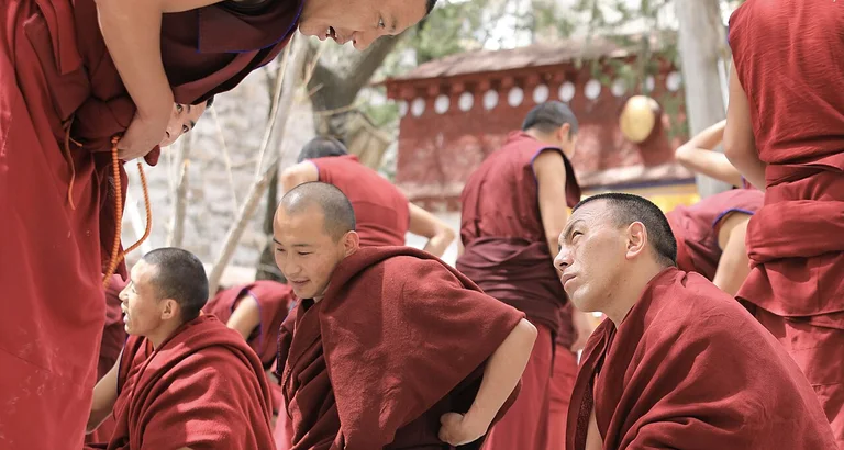 ชมการโต้ธรรมของพระและธังกาบนหินผา
