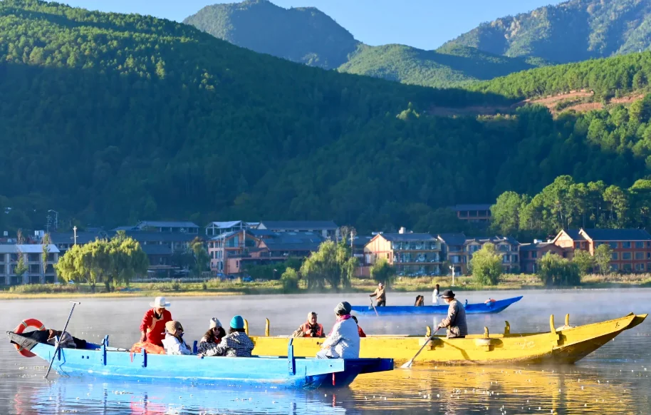 Lugu Lake Pig-Trough Boats · Clear Water and Lijiang Nights
