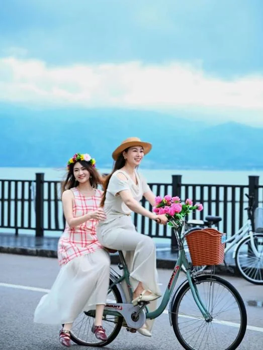 Erhai S-Bend · Cycling the Lakeside Road