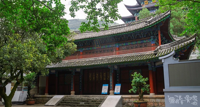 Talk with local experts and lift the veil on Dongba culture