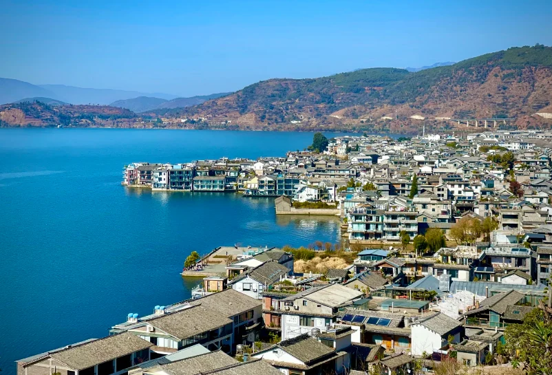 The full photogenic loop around Erhai Lake