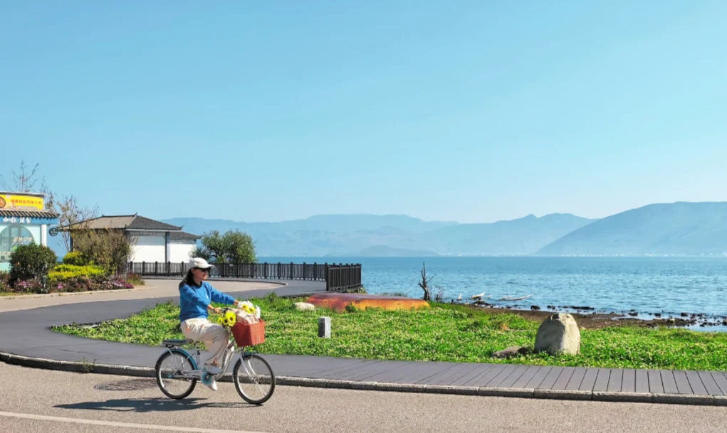 The full photogenic loop around Erhai Lake
