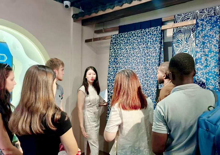 Try the traditional Bai tie-dyeing craft