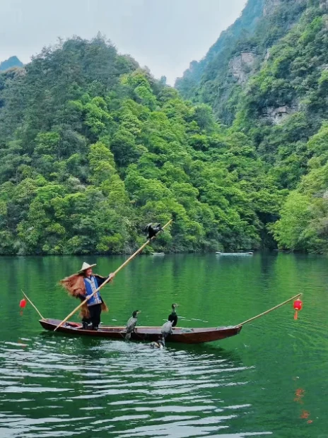Cruising alpine Baofeng Lake