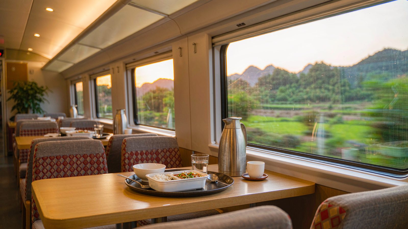 Eating on Chinese Trains and Cruise Boats: Seat Delivery, 15 CNY Meal Boxes and Cruise Meal Plans