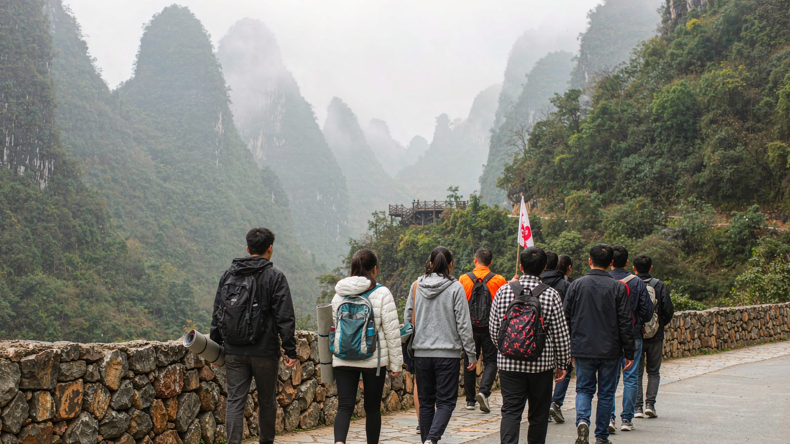 How Big Can a China Tour Group Be: Seat Limits, Guide Ratios and Three Thresholds