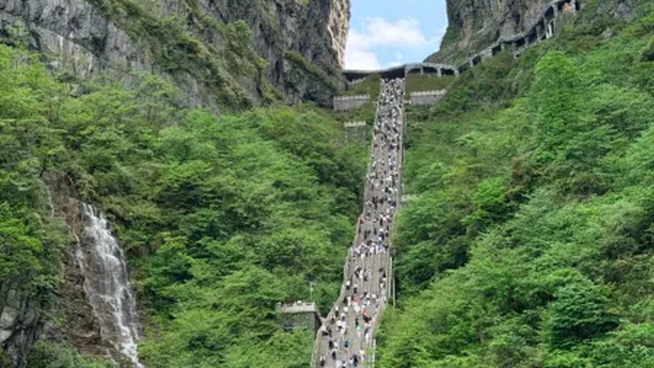 Five-Star Zhangjiajie · 5 Days 4 Nights with Fenghuang Ancient Town (Tianmen Mountain + Zhangjiajie National Forest Park + Huanglong Cave + Fenghuang)